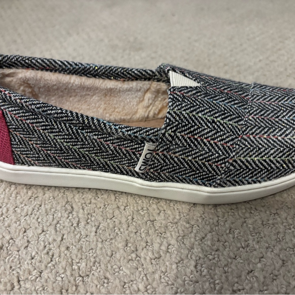 Chic Black and White Slip-On Shoes new Tom’s with fleece inside